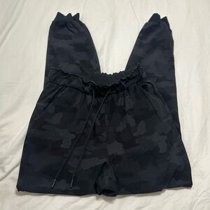 Lululemon size 4 camouflage black joggers